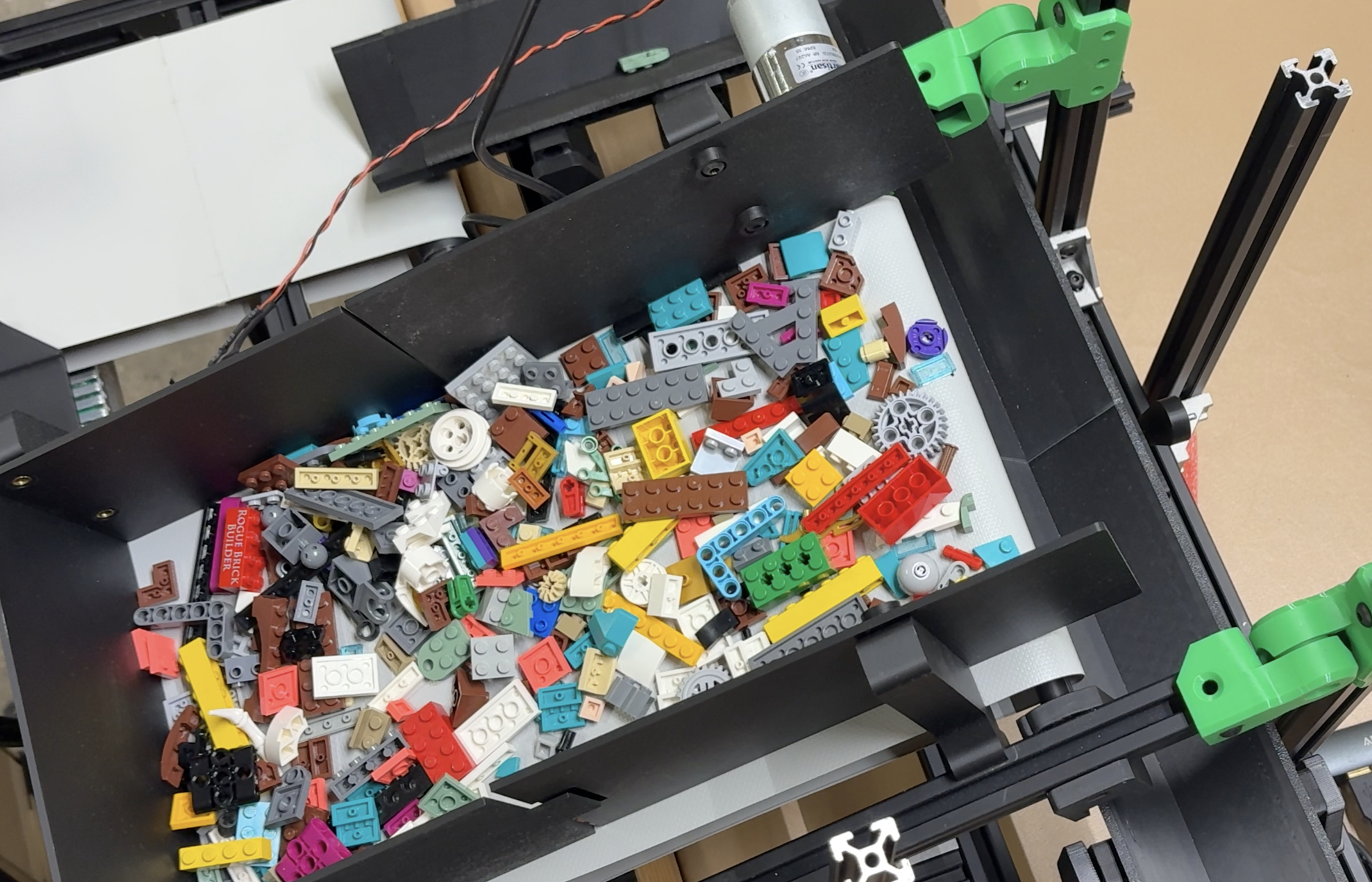 Feeder bucket designed for LEGO pieces